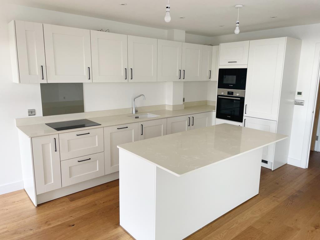 Lot: 16 - TWO-BEDROOM APARTMENT IN MODERN BLOCK WITH SEA VIEWS - Kitchen